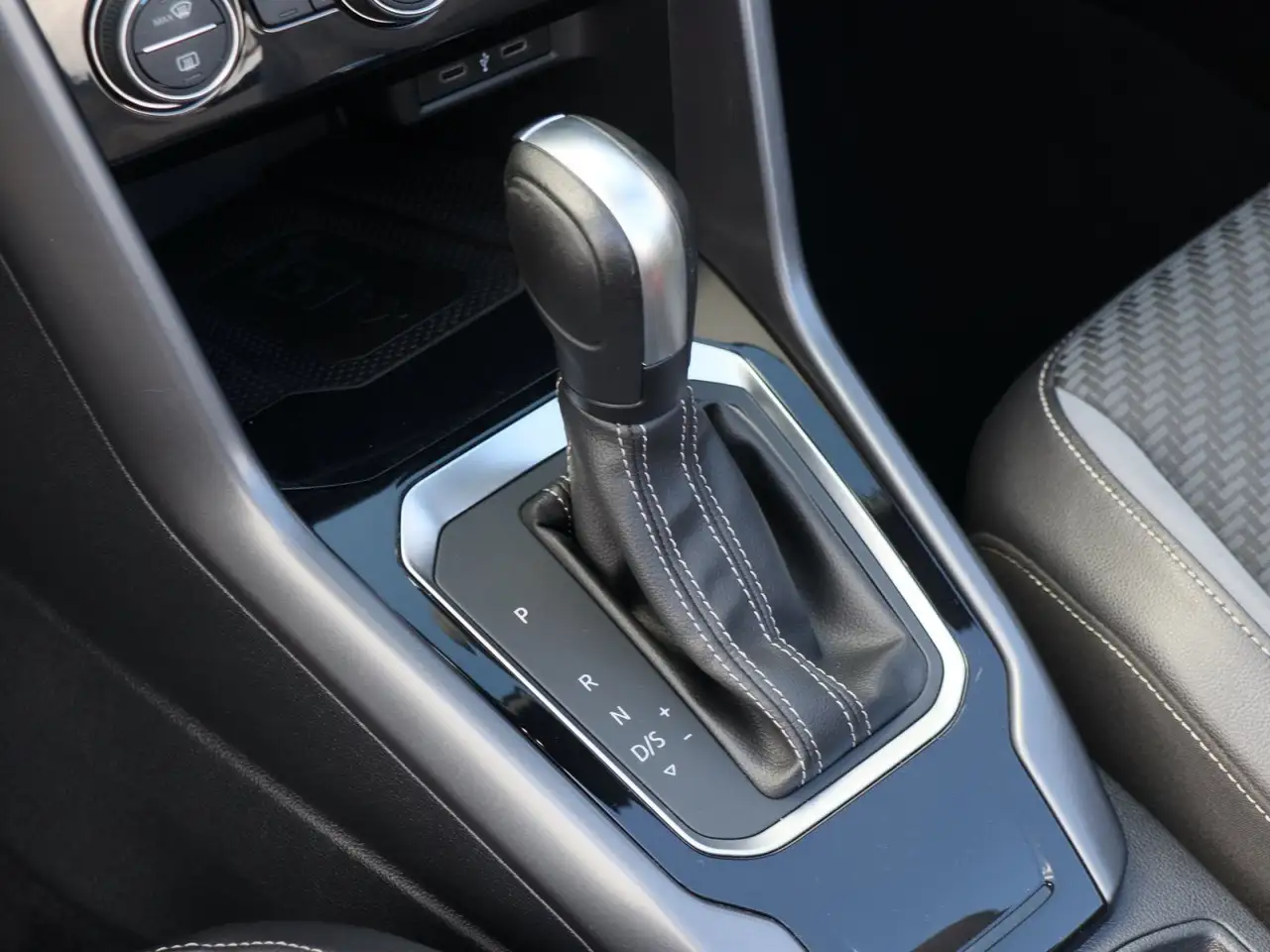 Volkswagen T-Roc 1.5TSI R-Line AHK Navi DSG ACC A, миниатюра 11