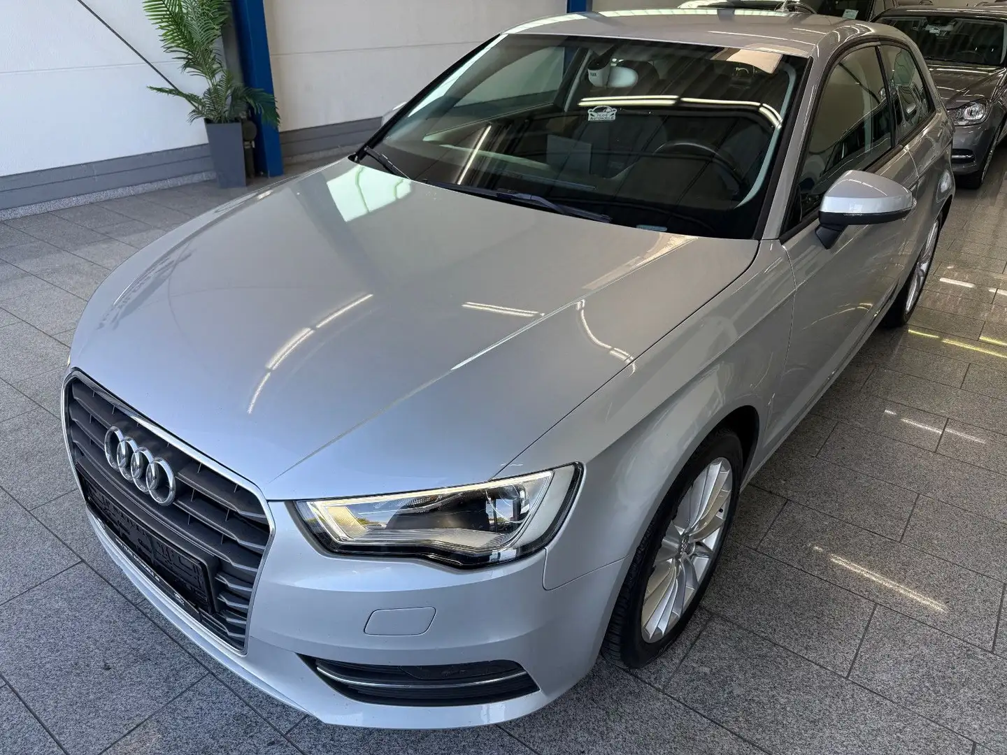 Audi A3 2.0 TDI*AUTOMATIK*NAV*Bi-XN*TMP*SHZ*PDC*SOUND Silber - 2