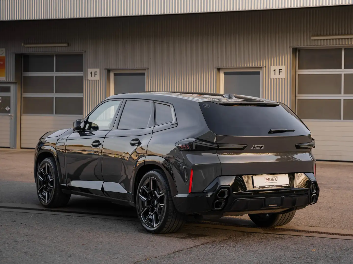 BMW XM 50e Individual Iconic Glow VOLL Grijs - 2