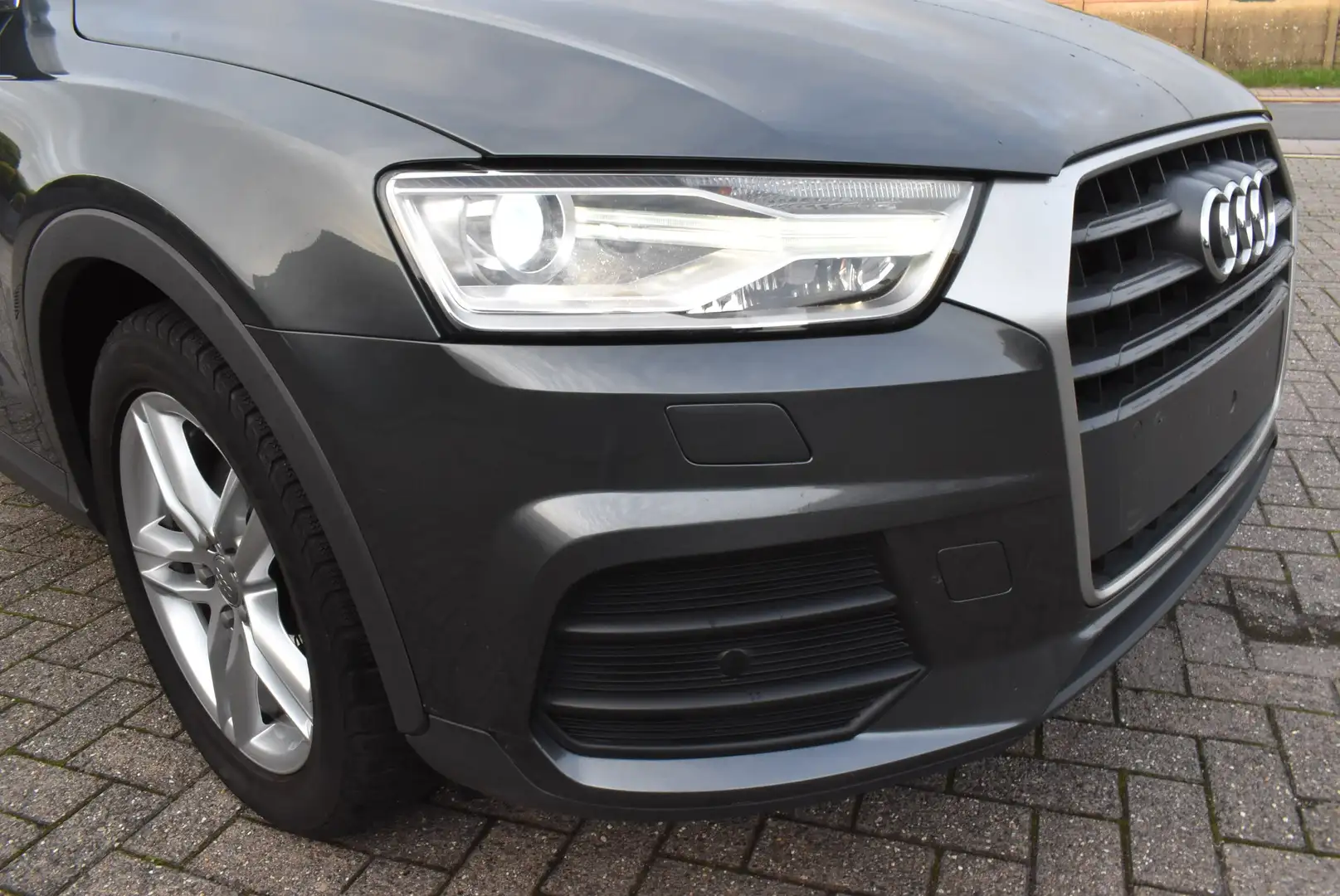 Audi Q3 2.0 TDi Design S tronic Leder / GPS / Xenon Gris - 2