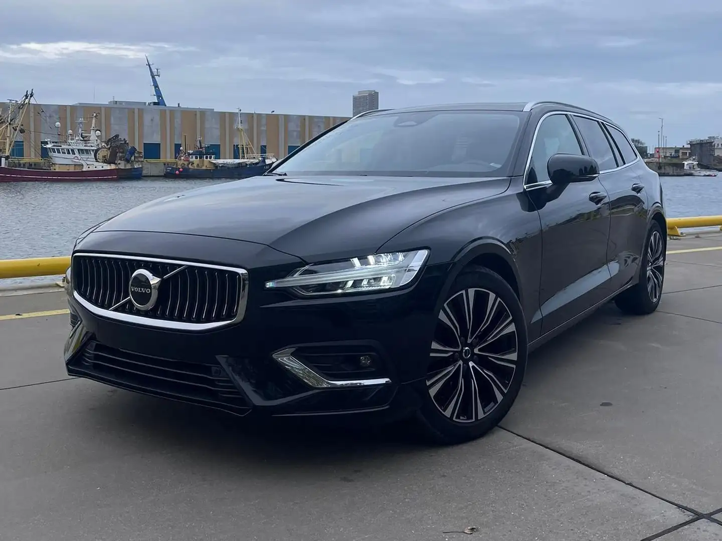 Volvo V60 V60 B3 B DKG Momentum Pro Noir - 1