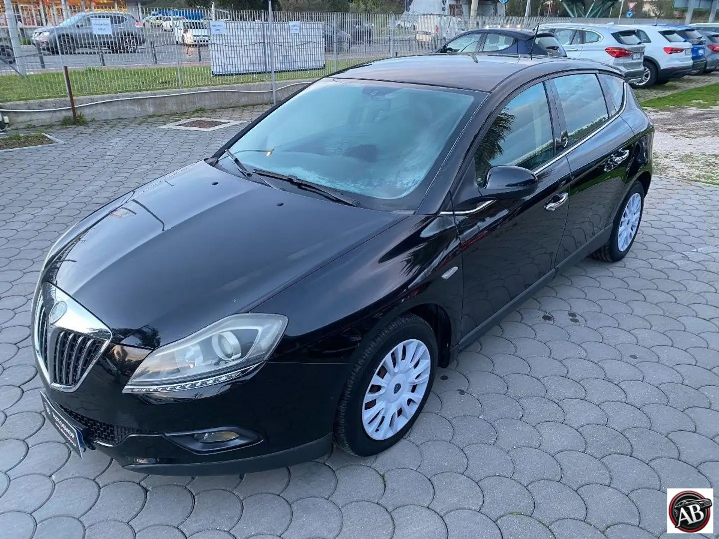 Lancia Delta 1.6 MJT DPF Platino Schwarz - 1