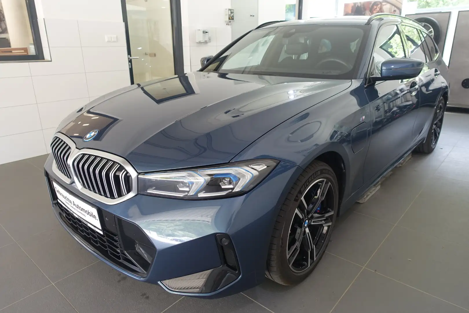BMW 330 e xDrive Blau - 1
