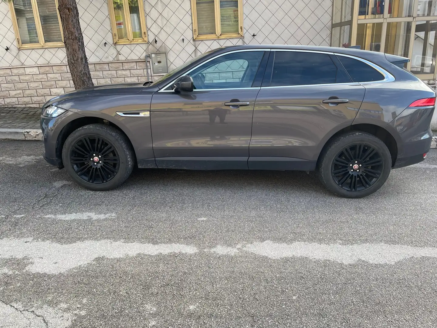 Jaguar F-Pace F-Pace 2.0d i4 Prestige 180cv auto my18 Grigio - 2
