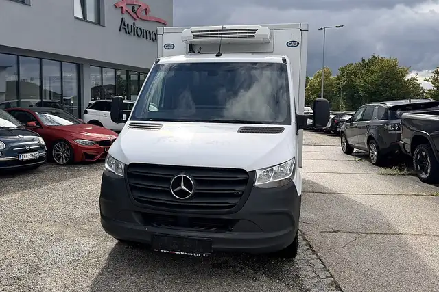 Mercedes-Benz Sprinter view 3