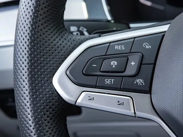 Volkswagen Passat Alltrack view 13