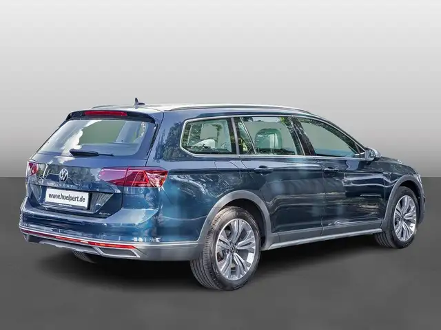 Volkswagen Passat Alltrack view 3
