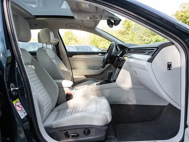 Volkswagen Passat Alltrack view 4