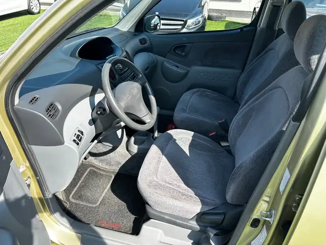 Toyota Yaris view 10
