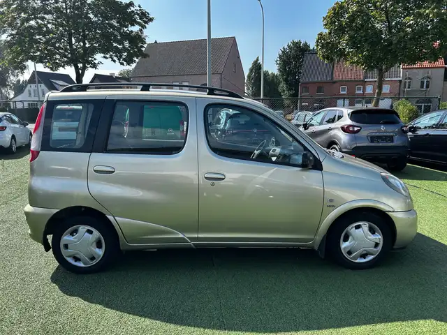 Toyota Yaris view 3