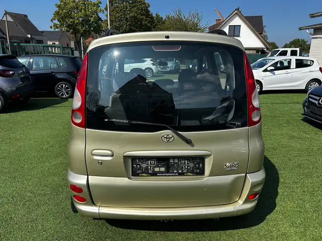 Toyota Yaris view 4
