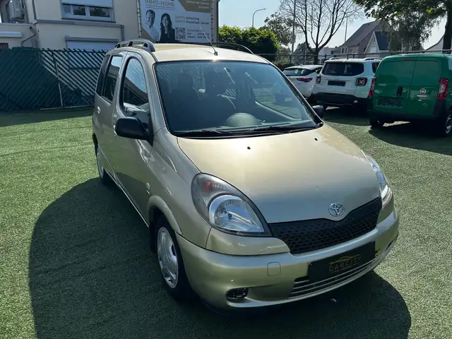 Toyota Yaris view 2