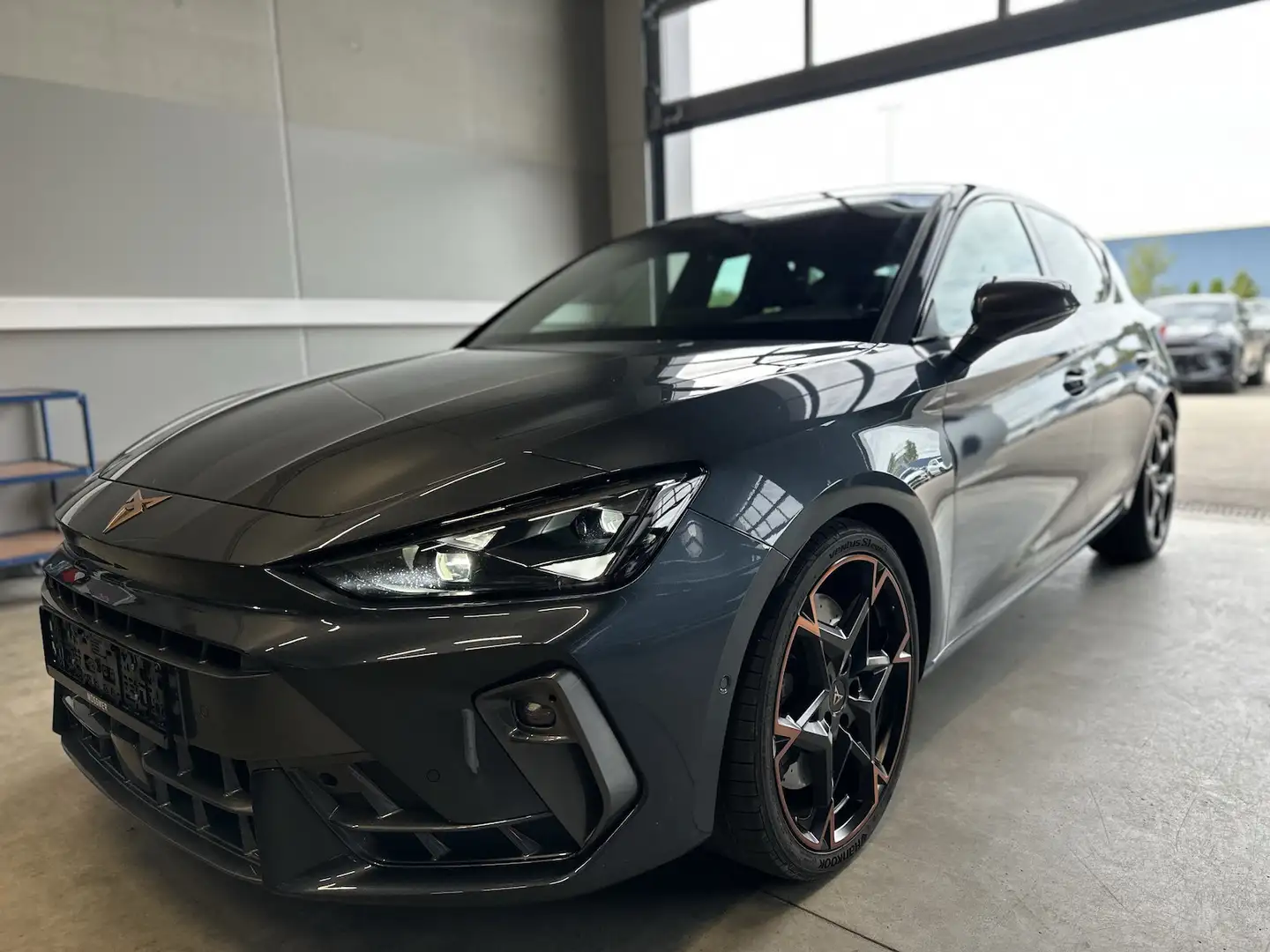 CUPRA Leon VZ Sennheiser Progr.Design Pano 19´´Pure P. Gris - 1