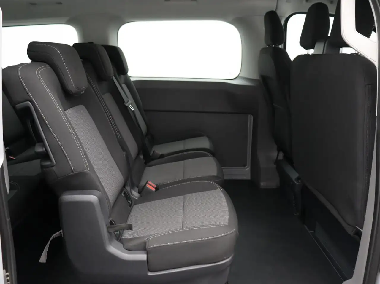 2025 Volkswagen T7 Kombi 2.0 TDI KR Navi 9 Sitze Exterieurpaket, photograph 7
