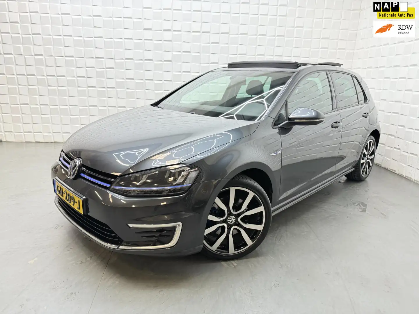 Volkswagen Golf GTE 1.4 TSI PANO PDC SFEER 204PK NAP Gris - 1