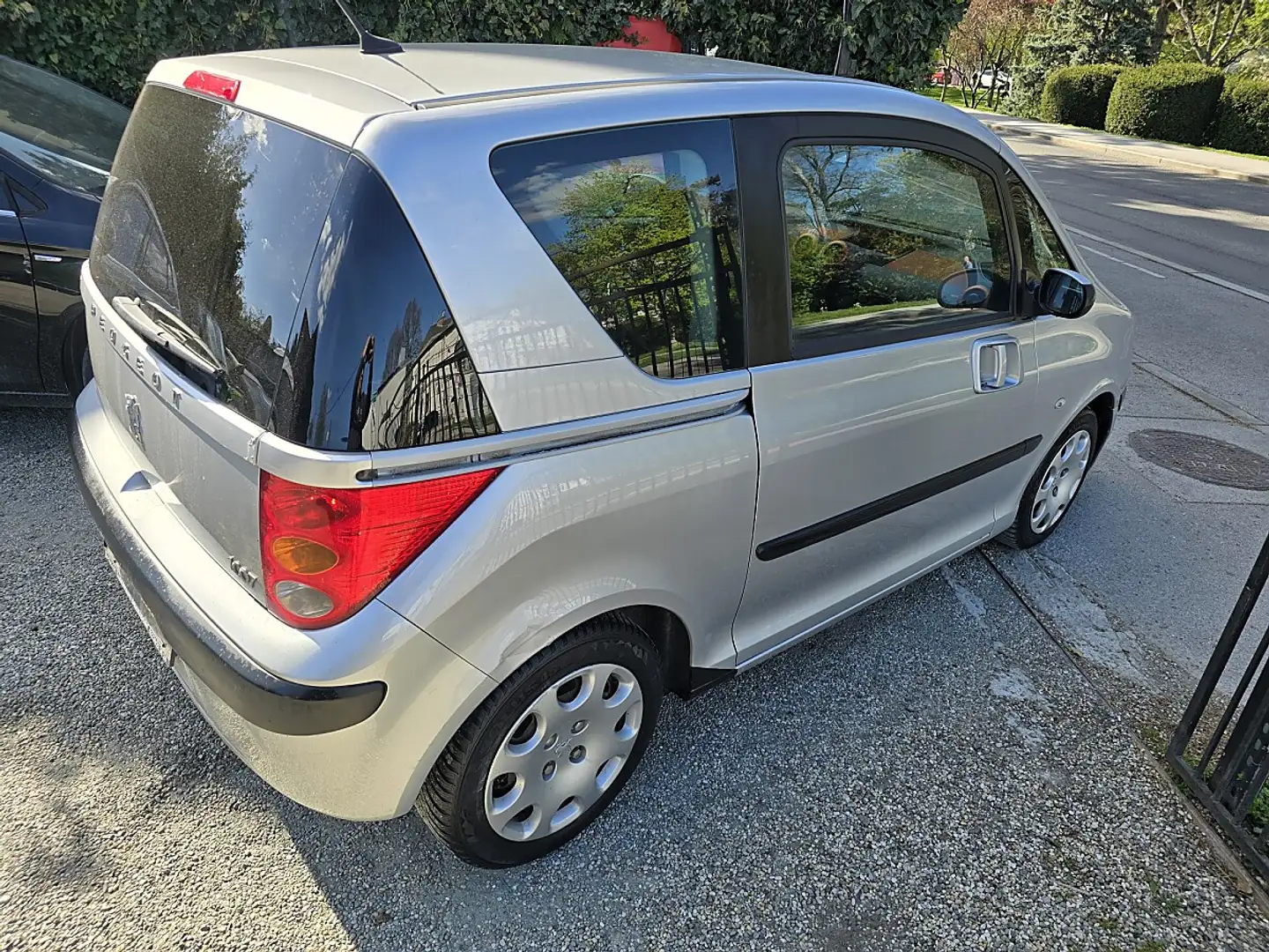 Peugeot 1007 Trendy 1,4 HDI 70 Silber - 2