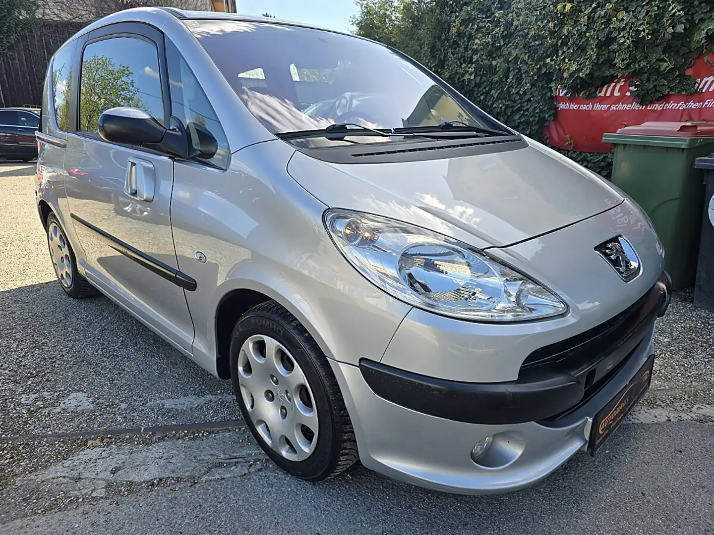 Peugeot 1007 Trendy 1,4 HDI 70 Silber - 1