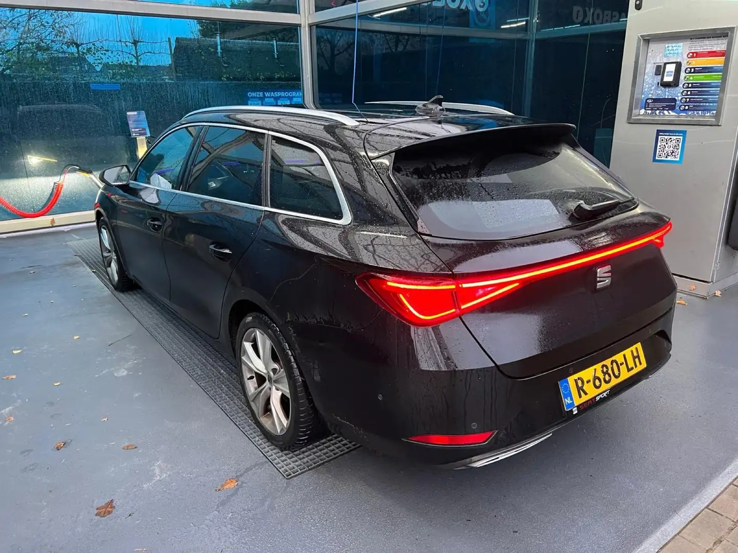 SEAT Leon Sportstourer 1.5 TSI FR Business Intense dealer on Noir - 2