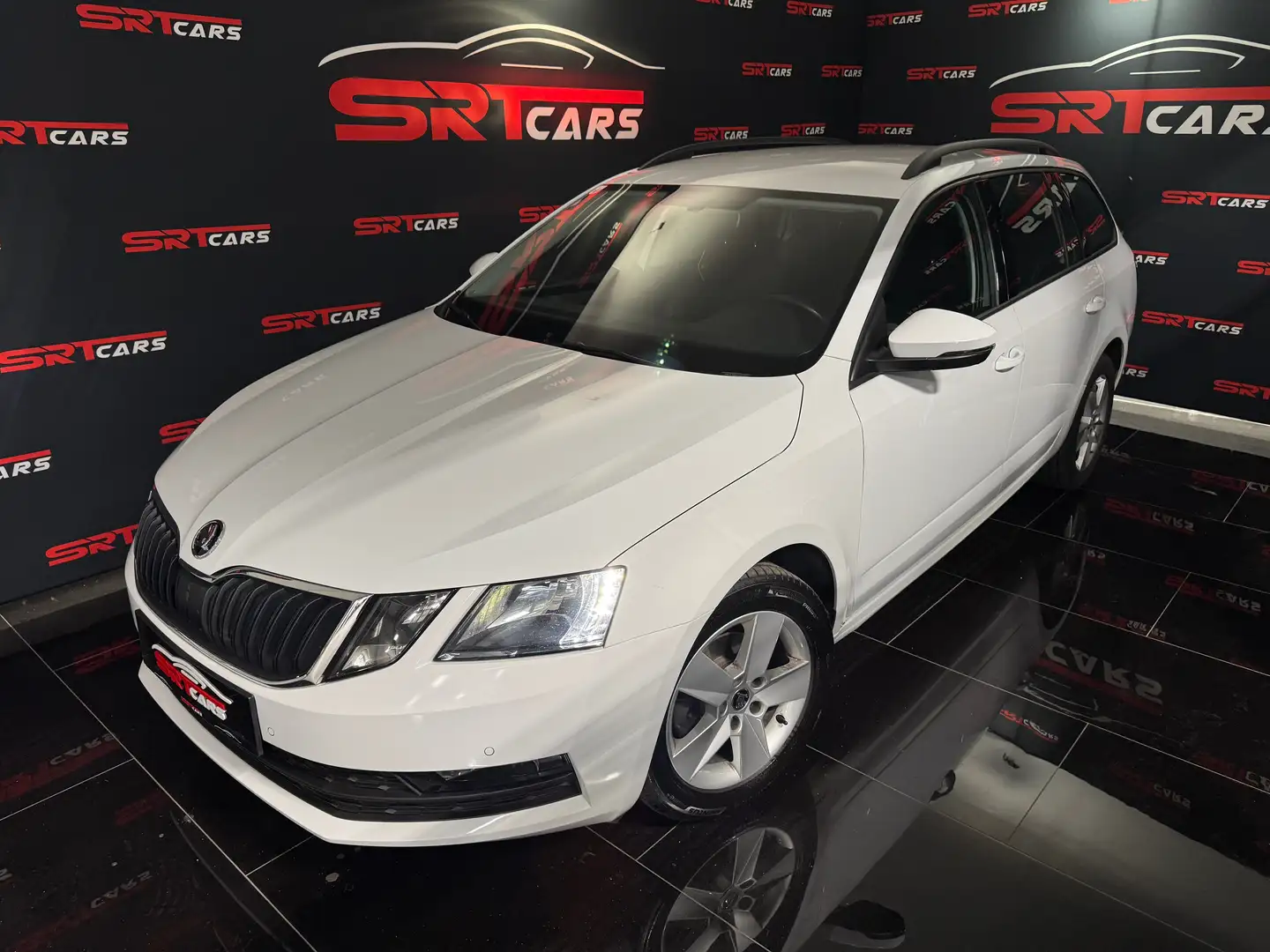 Skoda Octavia 1,6 TDI DSG Aut. Kombi *Navi*Einparkhilfe*CarPlay Weiß - 1