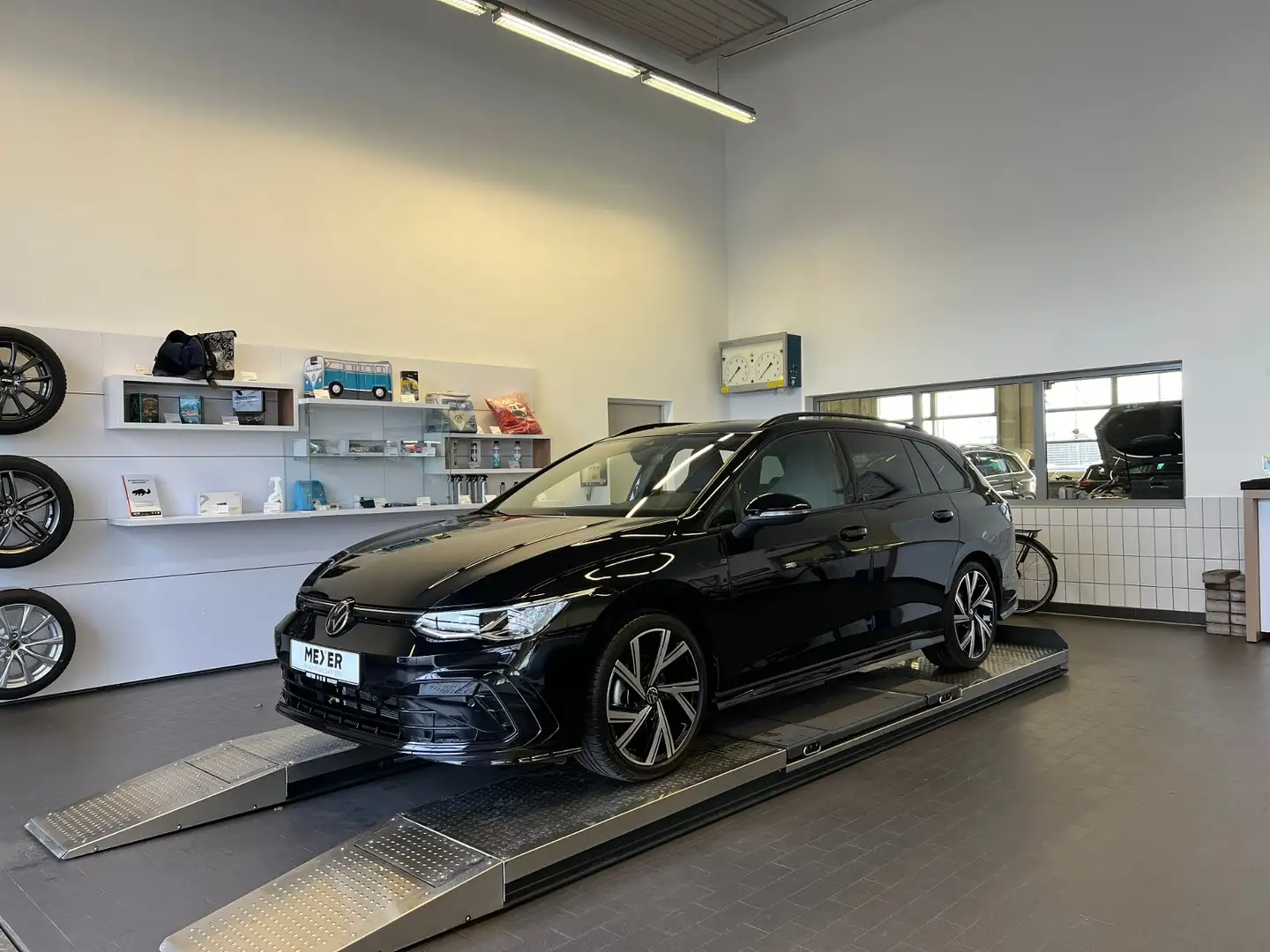 Volkswagen Golf Variant VIII Variant R-Line 1.5 eTSI DSG *AHK, LED, Navi, Schwarz - 2