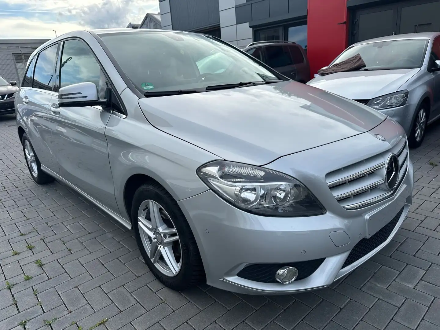Mercedes-Benz B 180 BLUEEFFICIENCY) 7G-DCT/TÜV Neue/ 1 Hand Argent - 1