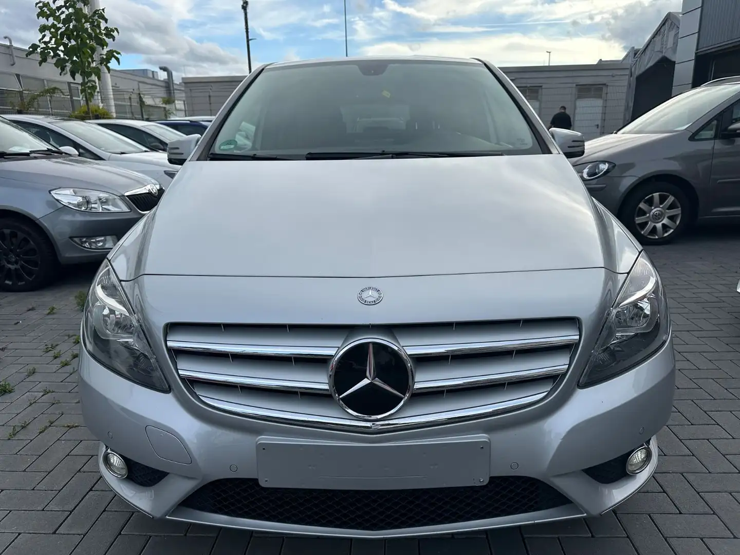 Mercedes-Benz B 180 BLUEEFFICIENCY) 7G-DCT/TÜV Neue/ 1 Hand Argent - 2