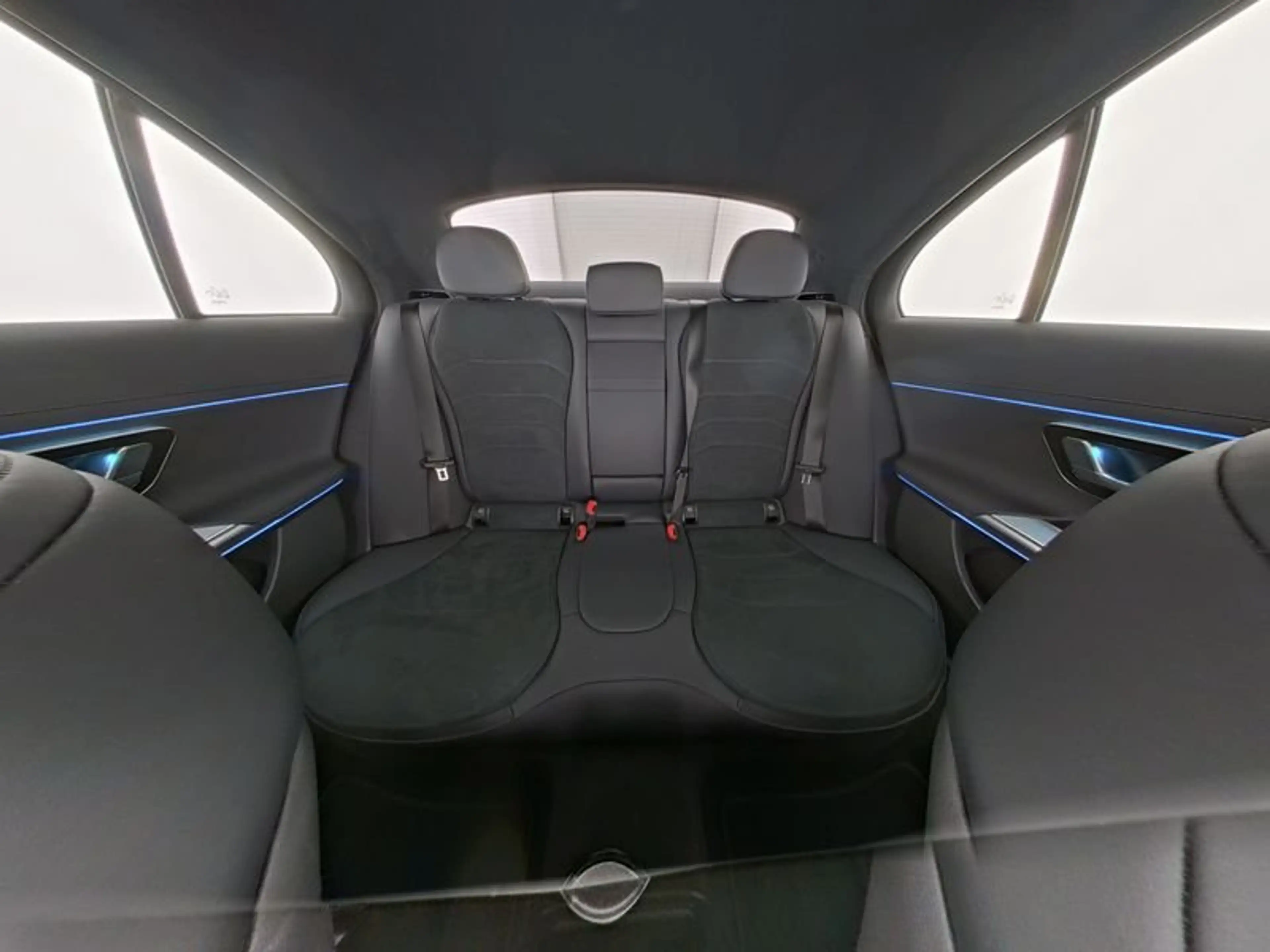 Mercedes-Benz E 200 AMG Night LED/Kamera/Tot/Distr/19"/Ambient — photo 8