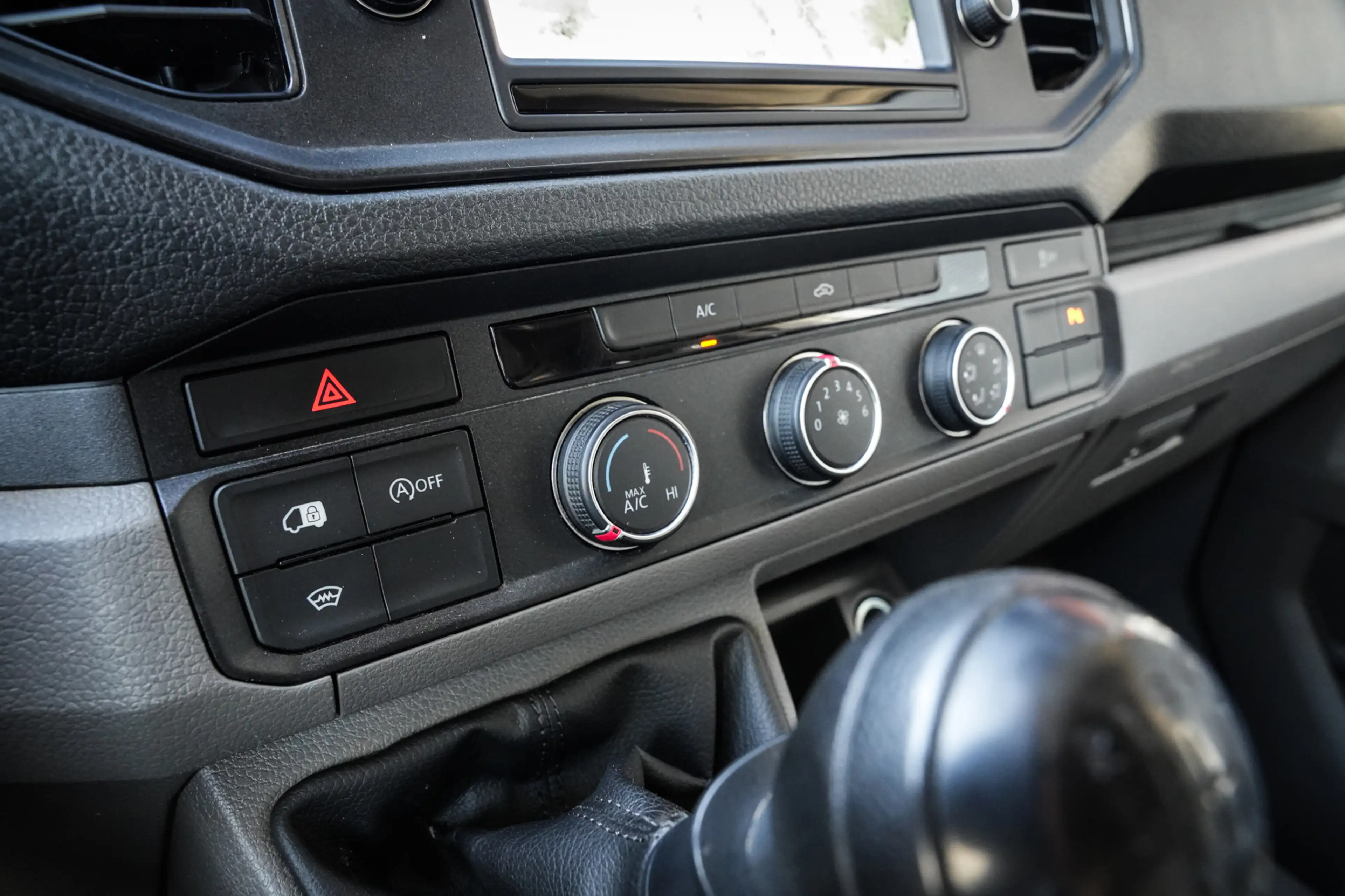 Volkswagen Crafter 35 2.0 TDI L3H3 Highline | Trekhaak | 3-zit | Airc — photo 19