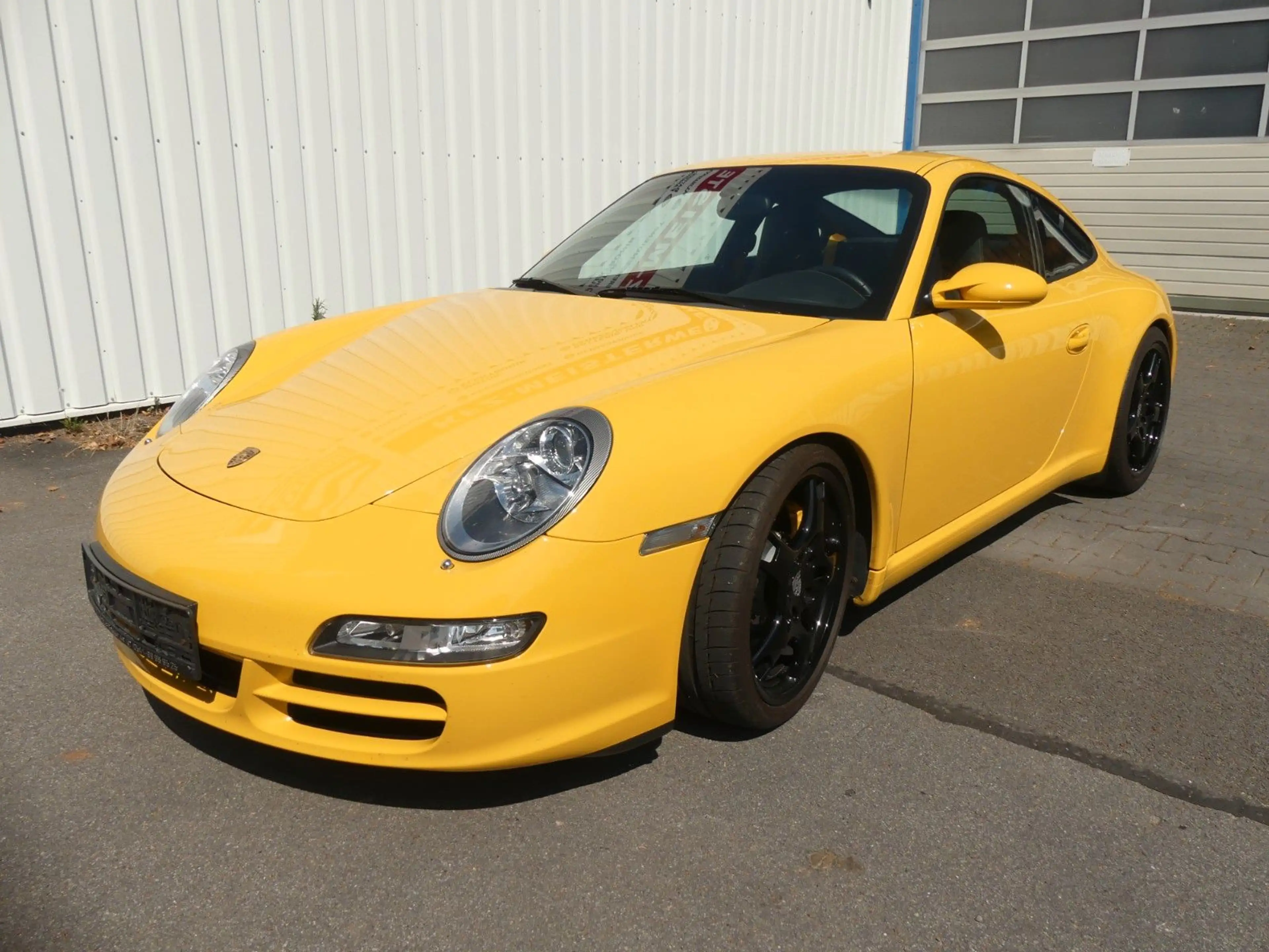 Porsche 911 Carrera S Coupe * Speedgelb* PCCB* AUTOMATIK — photo 2