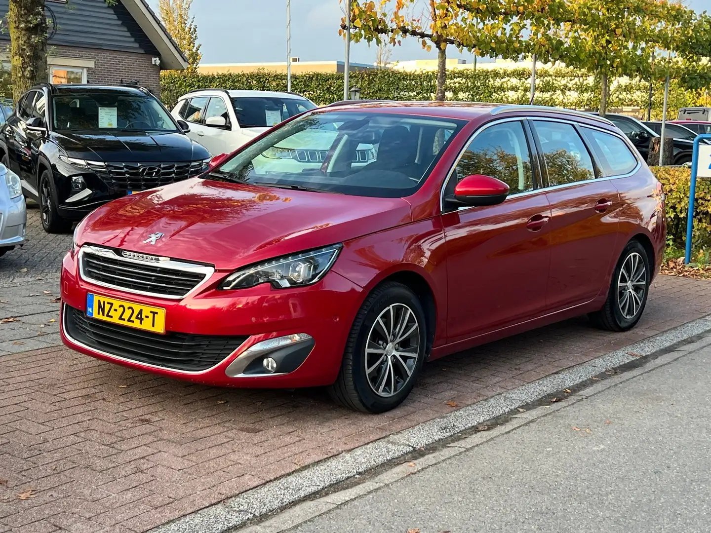 Peugeot 308 SW 1.2 PureTech Allure **AUTOMAAT/ INCL. HISTORIE Rood - 2