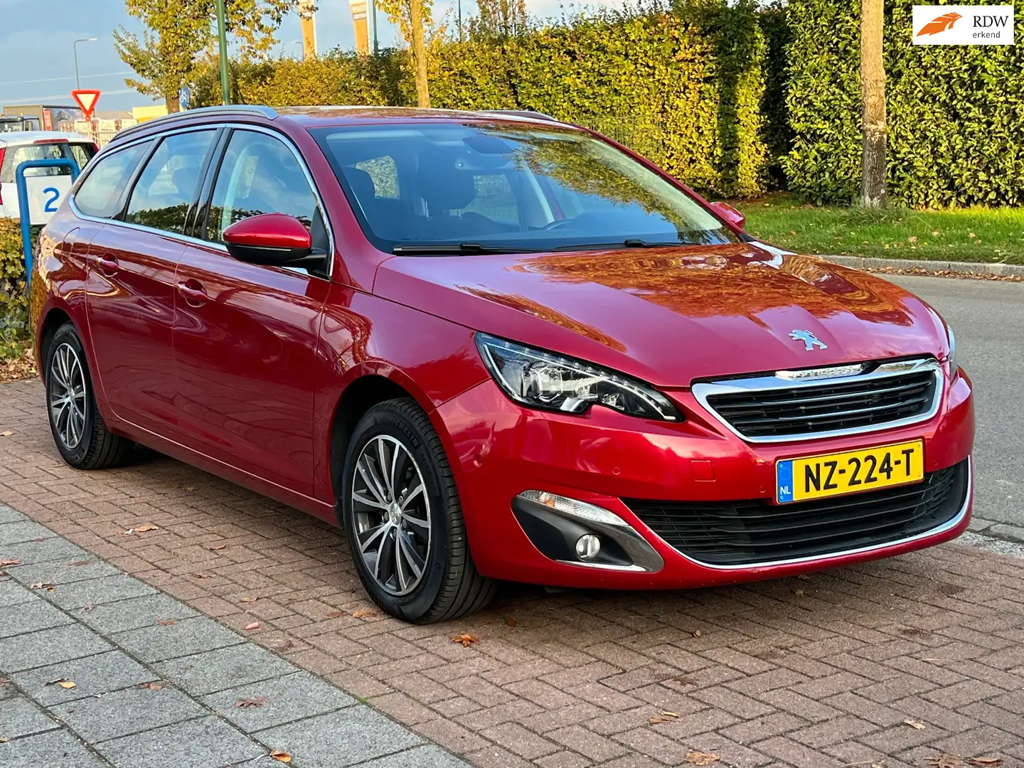 Peugeot 308 SW 1.2 PureTech Allure **AUTOMAAT/ INCL. HISTORIE Rood - 1