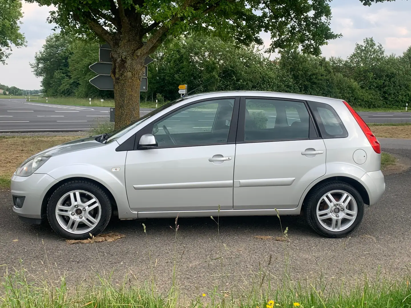 Ford Fiesta Fiesta 1.3 Ambiente Silber - 2