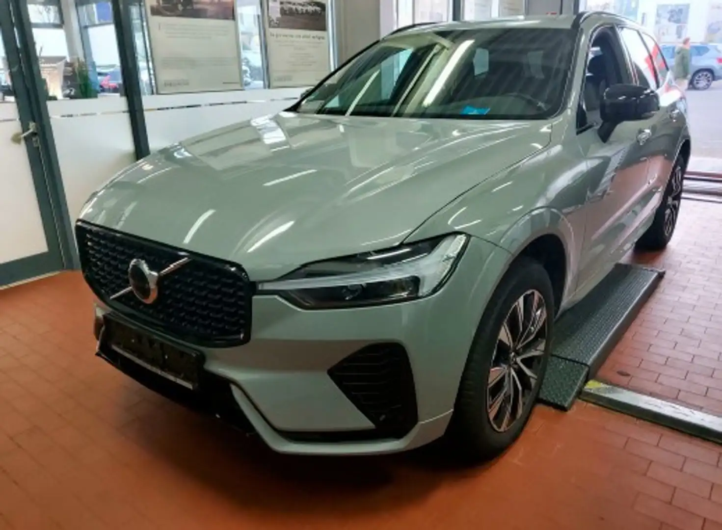 Volvo XC60 B4  Plus Dark +WINTERPAK+TEILLEDER+DAB+LED+ Grau - 2