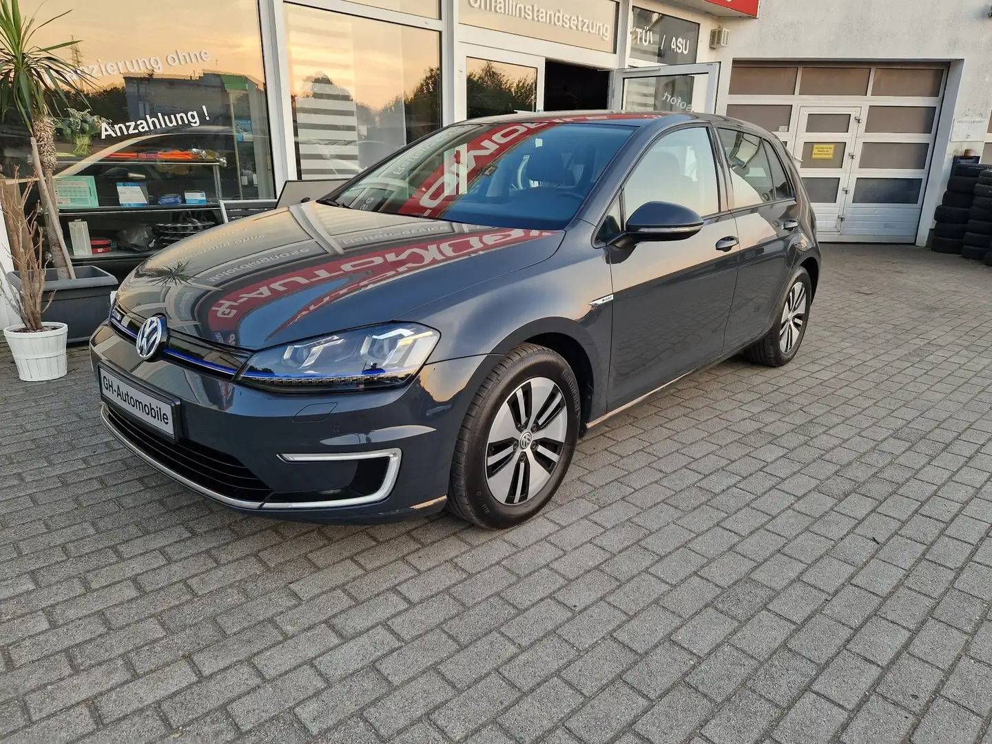 Volkswagen e-Golf --Navigation m. Vehrkehrzeichenerk.+2xPDC+Kurve+SH Grau - 1