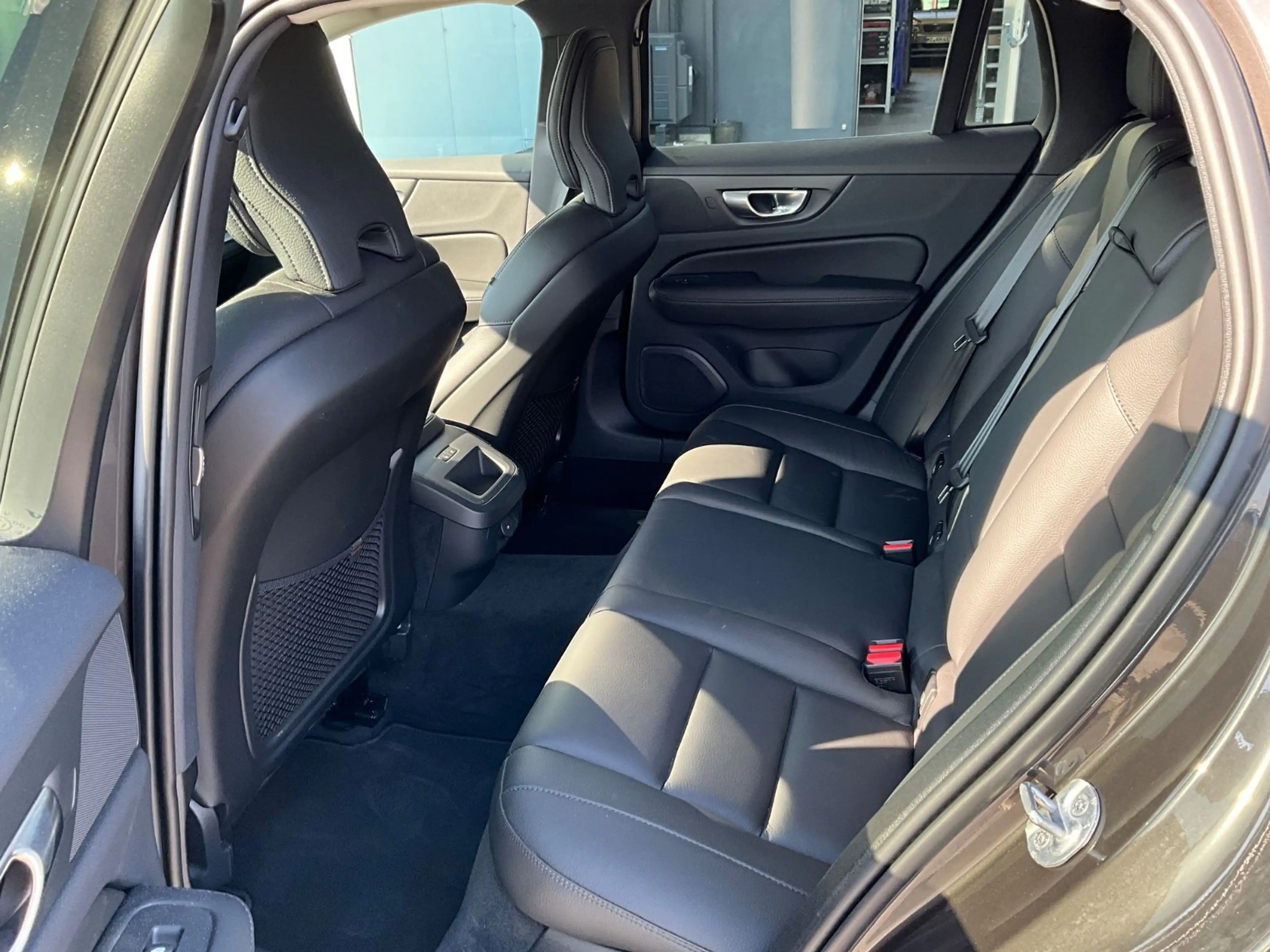 Volvo V60 Cross Country B4 AWD Plus — photo 10