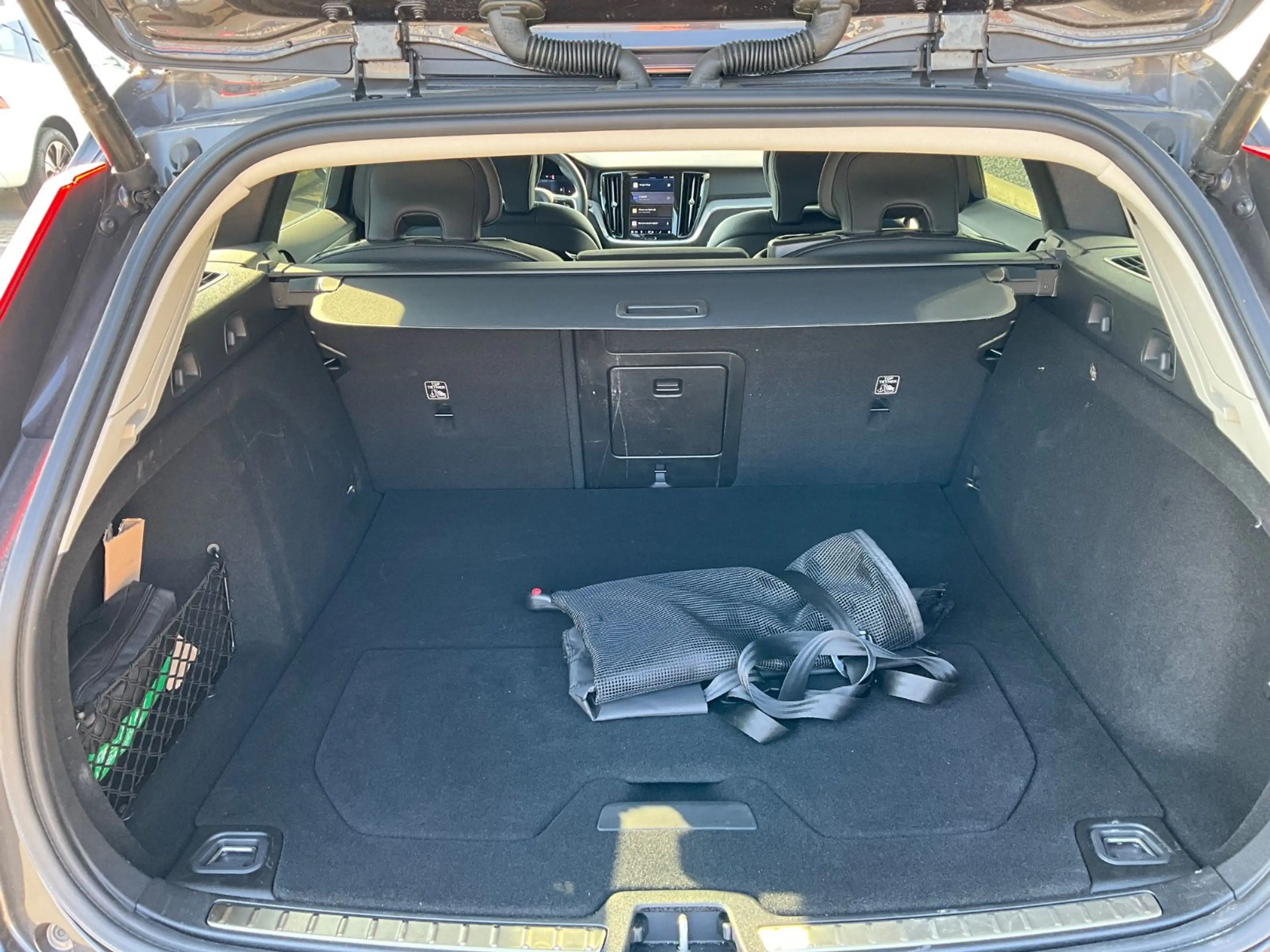 Volvo V60 Cross Country B4 AWD Plus — photo 11