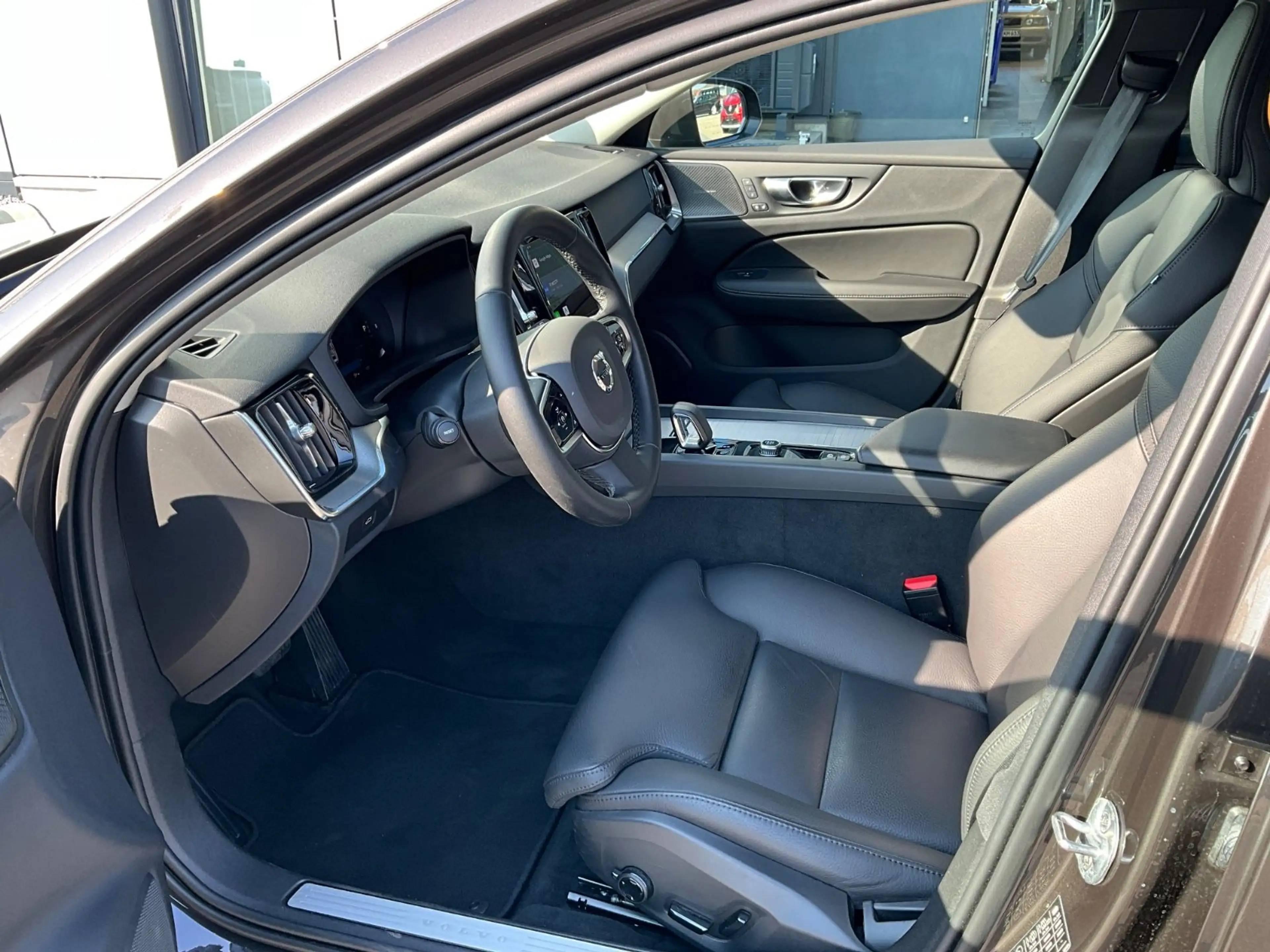 Volvo V60 Cross Country B4 AWD Plus — photo 9