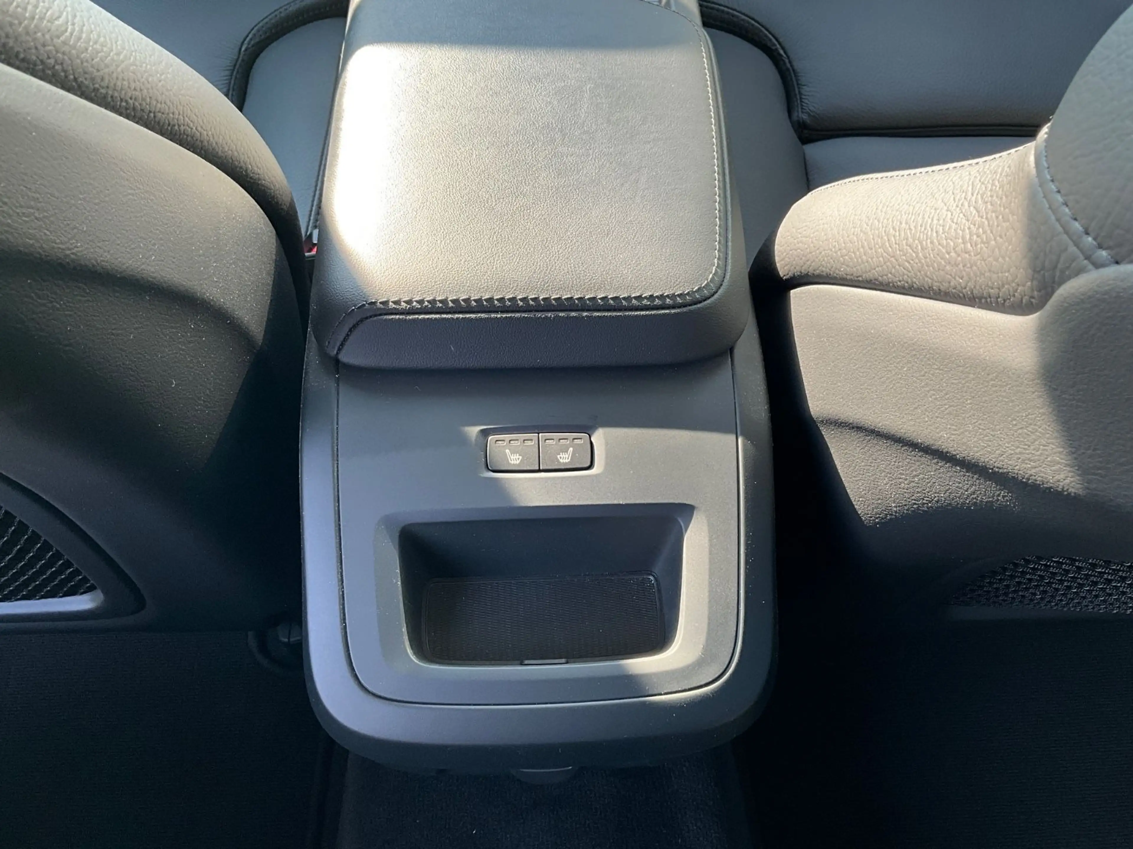 Volvo V60 Cross Country B4 AWD Plus — photo 14