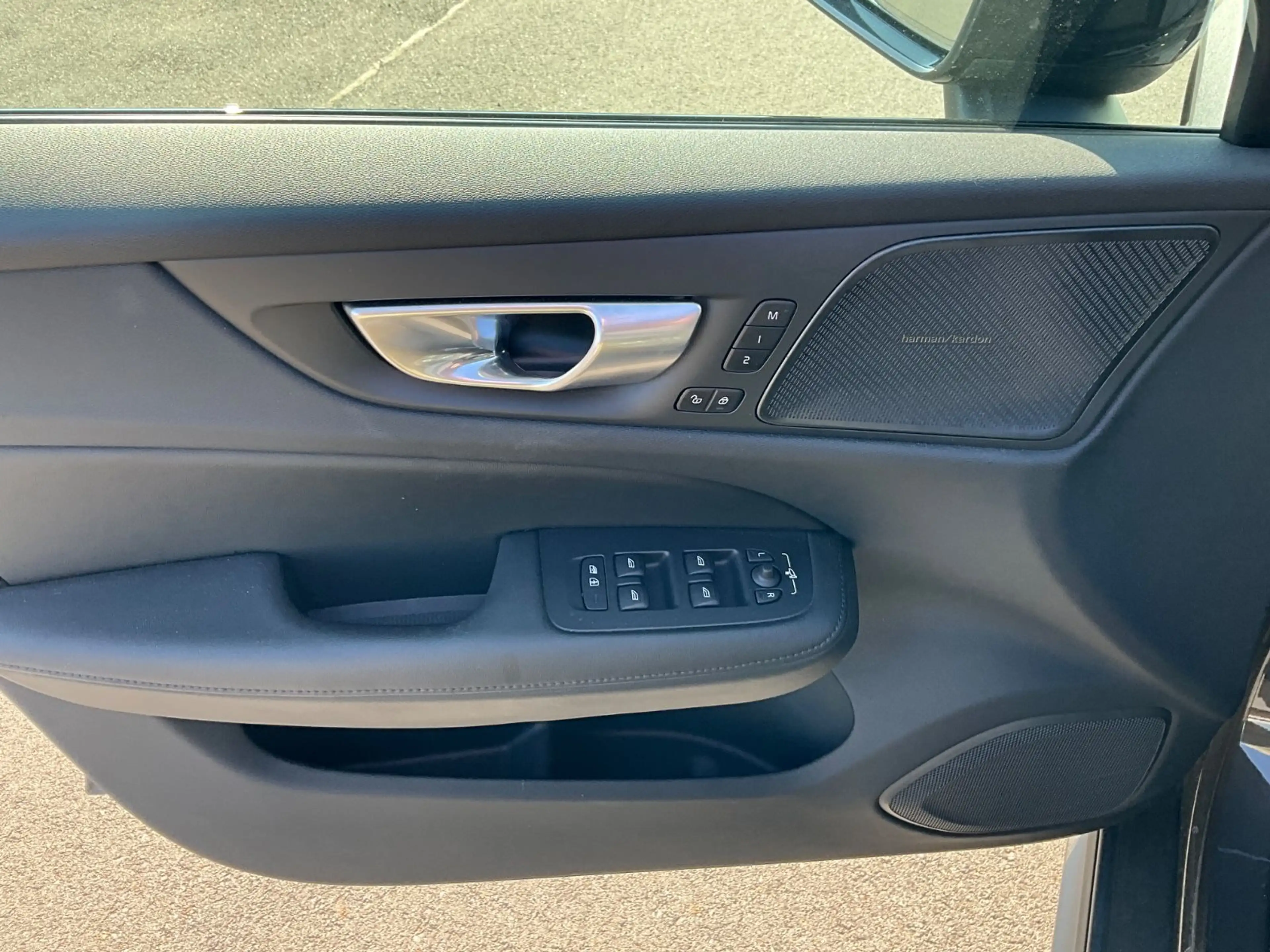 Volvo V60 Cross Country B4 AWD Plus — photo 13