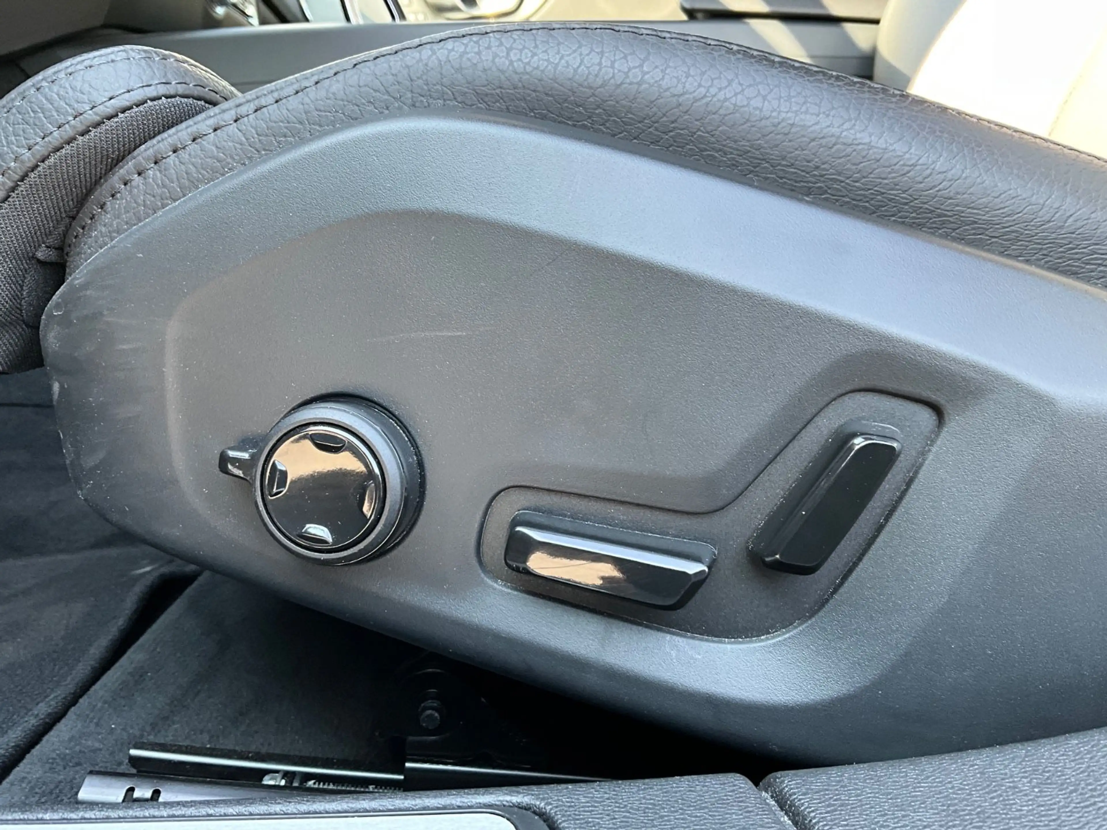 Volvo V60 Cross Country B4 AWD Plus — photo 12