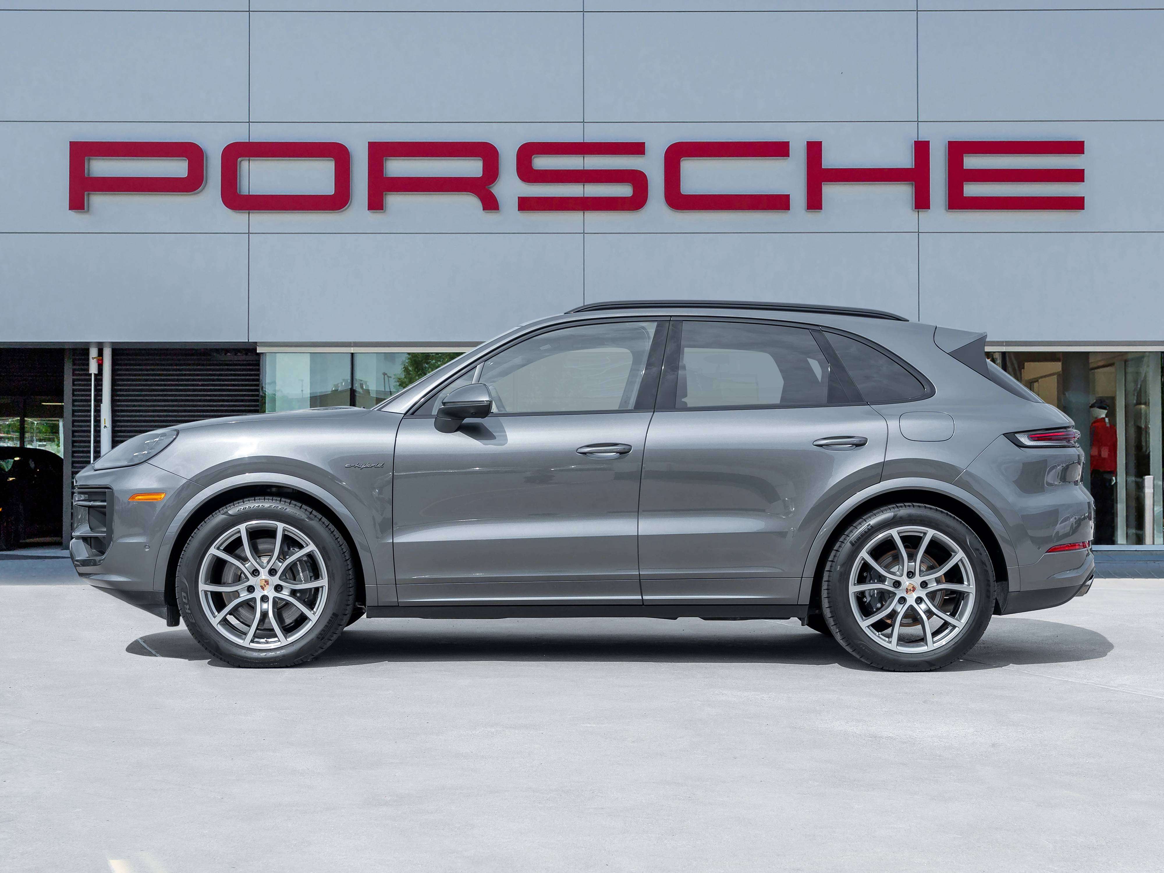 2026 Porsche Cayenne E-Hybrid | Winter Tire Package Included — снимка 2