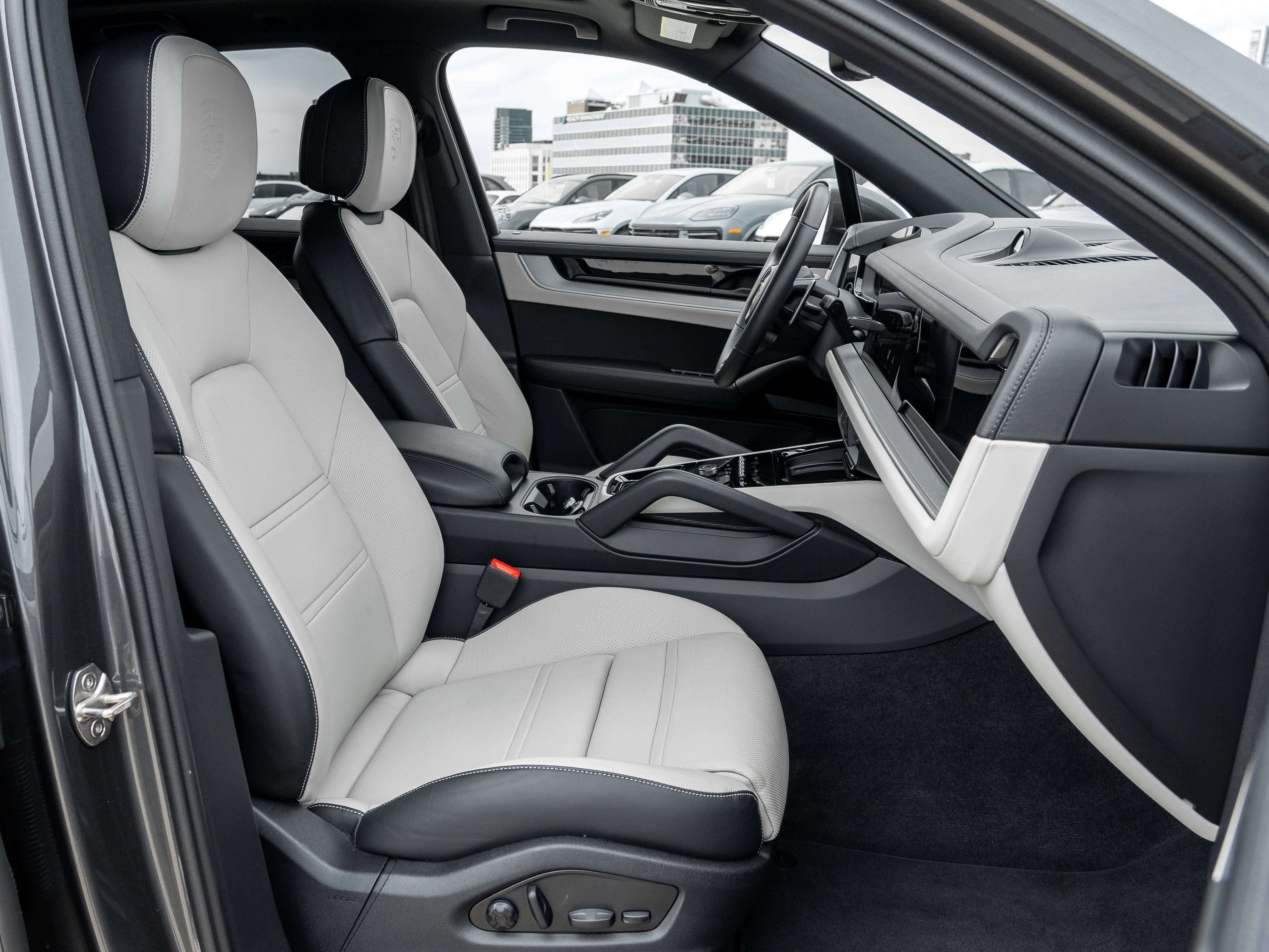 2026 Porsche Cayenne E-Hybrid | Winter Tire Package Included — снимка 5