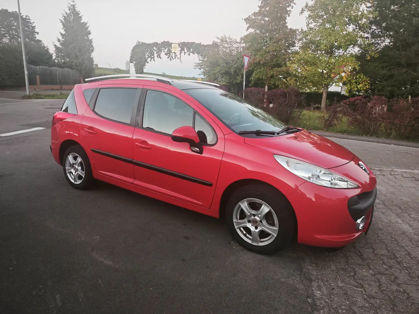 Peugeot 207 Urban Move, HU/AU 09-26 BASTLERFAHRZEUG, Pano-Dach Rouge - 1