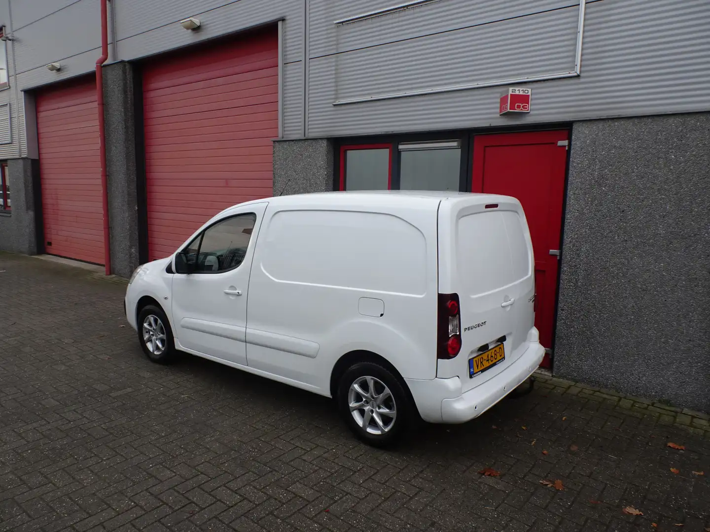 Peugeot Partner 120 1.6 BlueHDi 75 L1 Première navi airco Blanc - 2