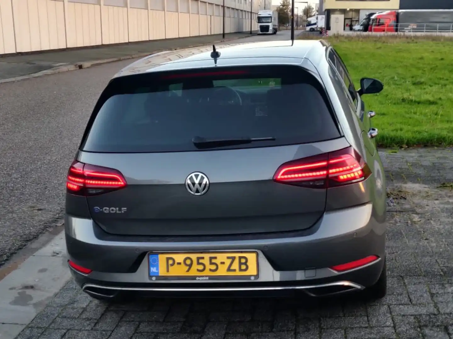 Volkswagen e-Golf E-DITION siva - 1