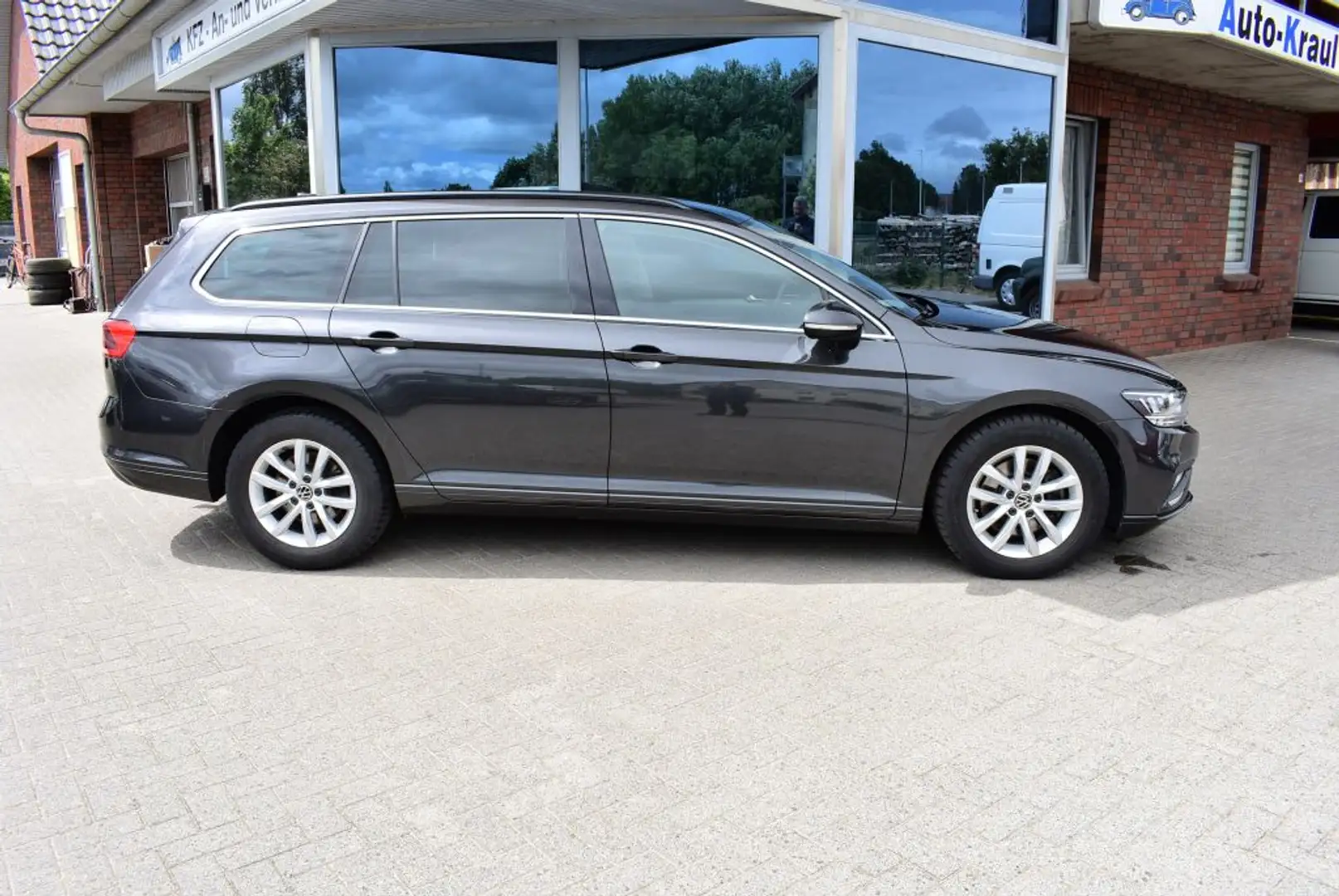 Volkswagen Passat Variant 2.0 TDI SCR Business Business DSG-Autom. m. Tiptro Grau - 2
