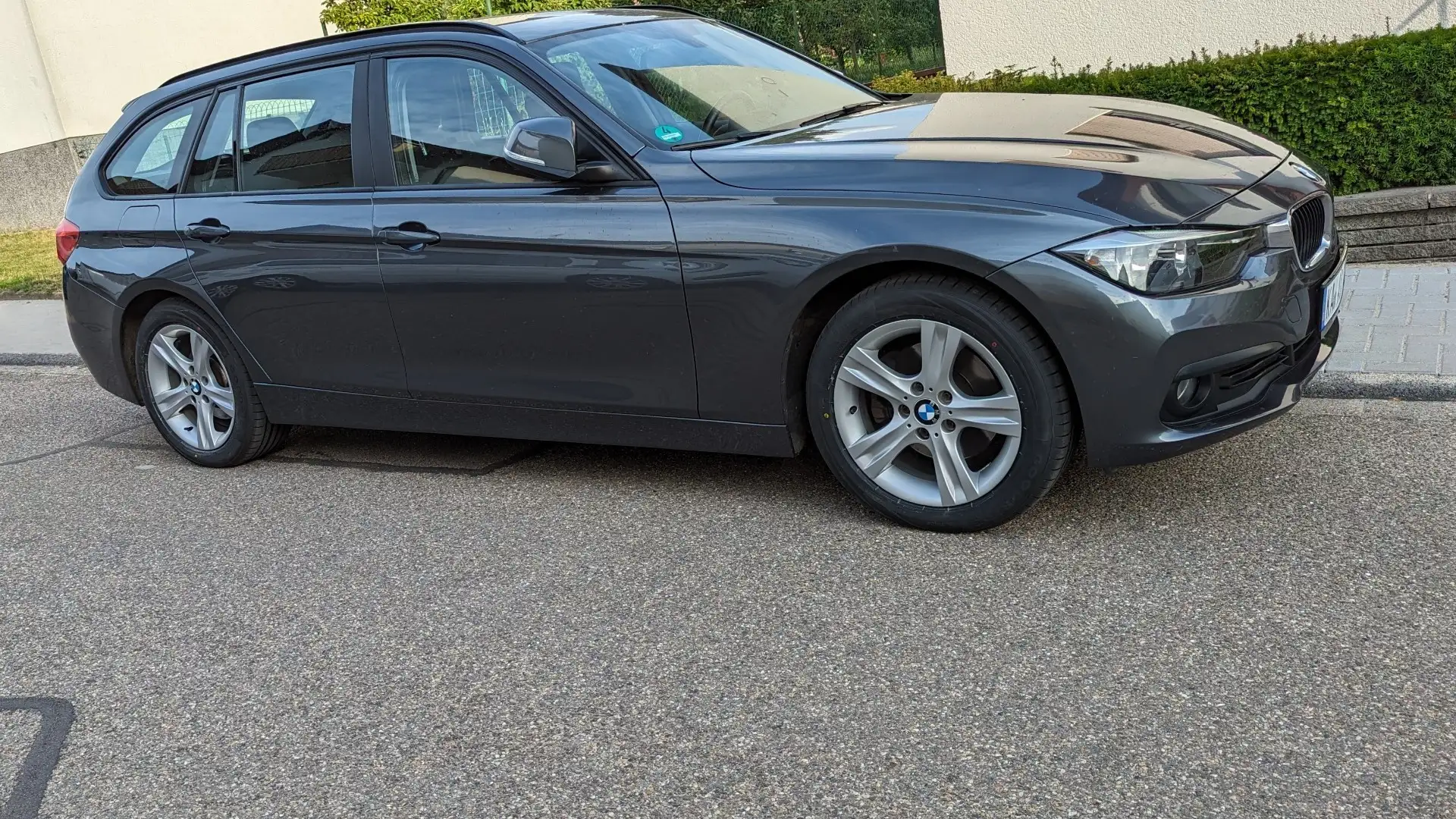 BMW 320 320d Touring xDrive Grau - 2