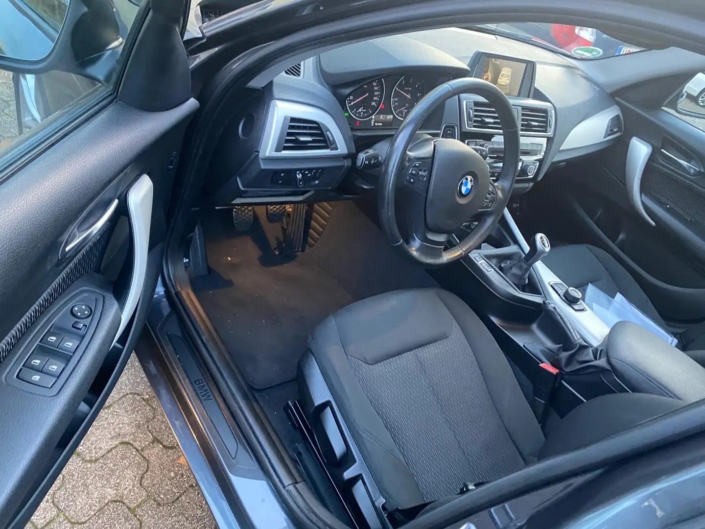BMW 116 116 d Advantage Grau - 1