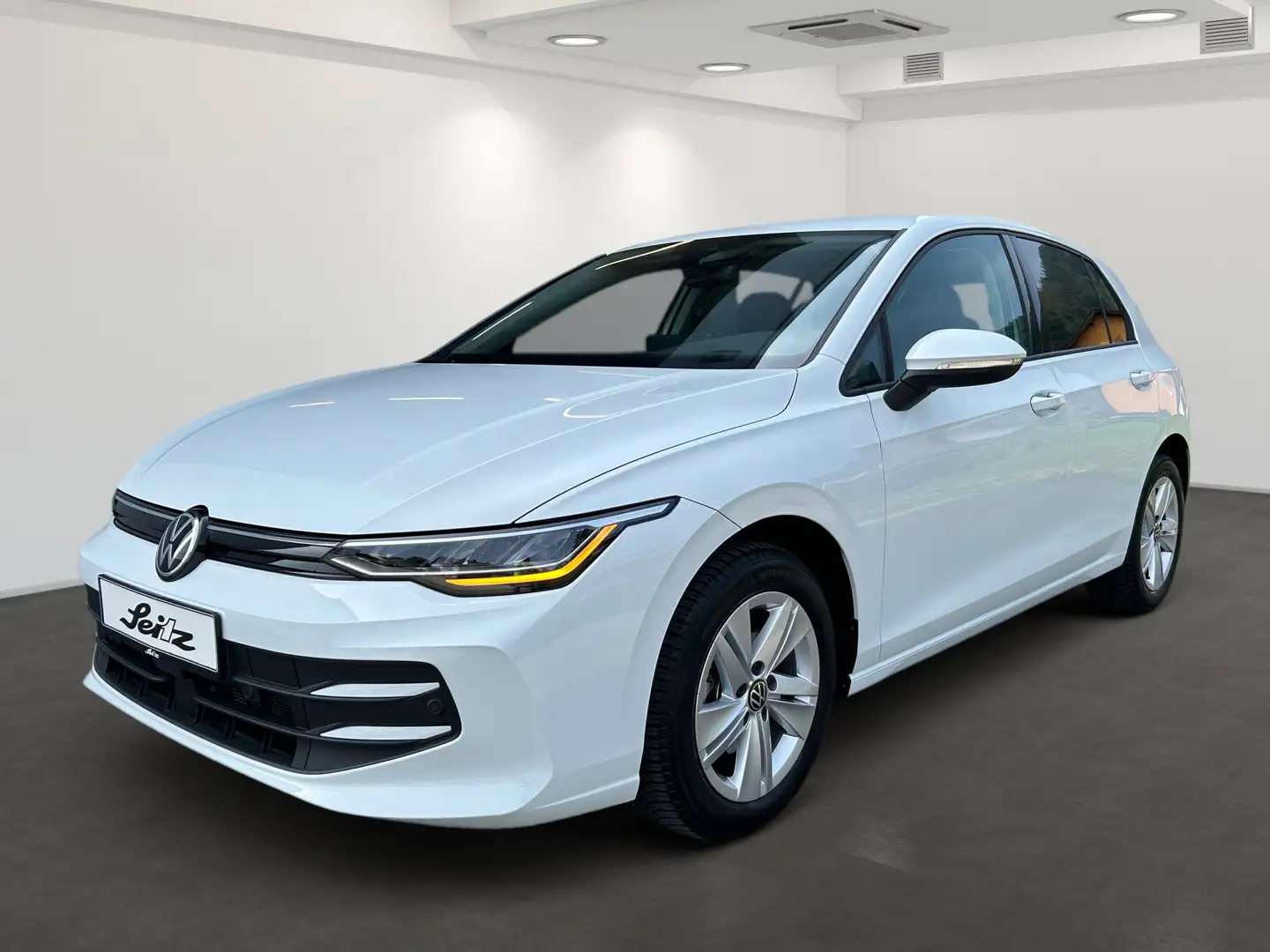 Volkswagen Golf VIII 1.5 TSI Life *LED*PDC*STANDH* Wit - 2