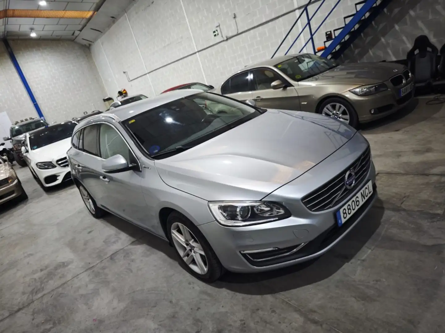 Volvo V60 D6 Plug-in Hybrid AWD Aut. Gris - 1